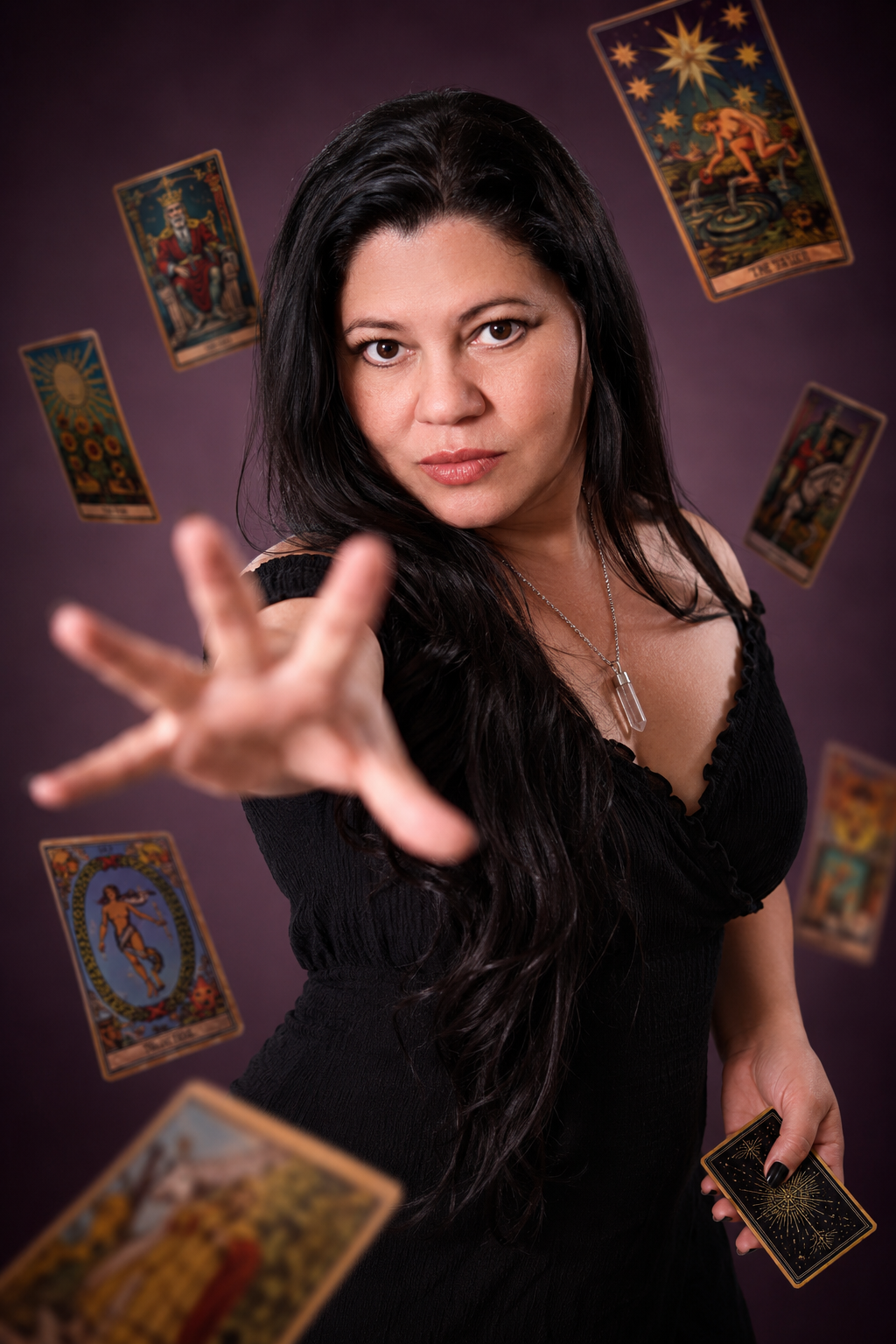 Viviane Oliveira com cartas de tarot ao redor