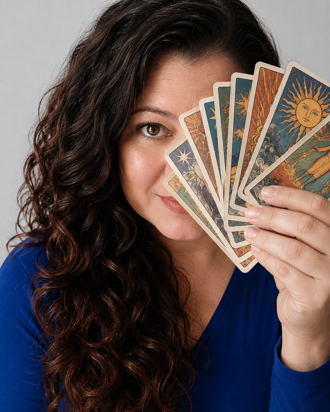 Viviane Oliveira segurando um leque de cartas de tarot